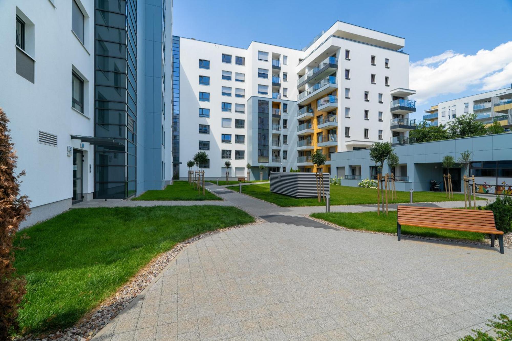 Apartment W Zielonej Okolicy Poznania Z Parkingiem By Renters *